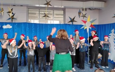 Ch&oacute;r Gaudeo i pierwsze kolędowanie w "Jedyneczce". Dziękujemy. 12